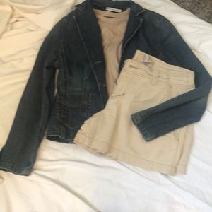 Jean jacket, beige cargo shorts, beige t-shirt
